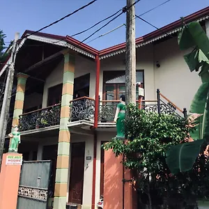 Bed & Breakfast Bee Nest